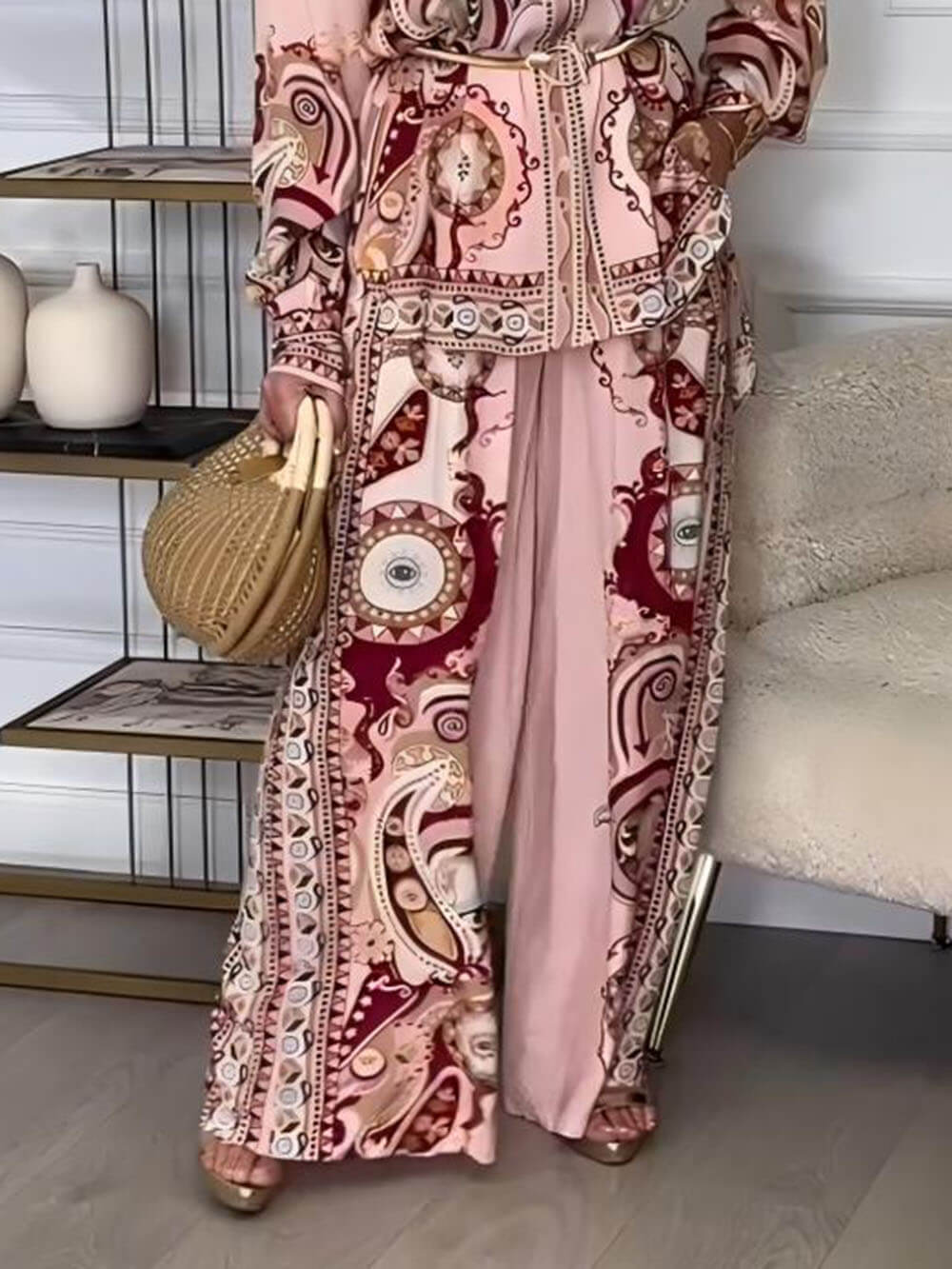 T-shirt med graffiti-mönster och byxor