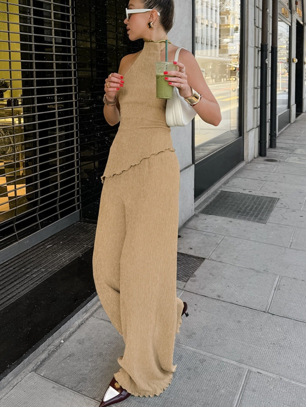 Halter neck och plisserad klänning