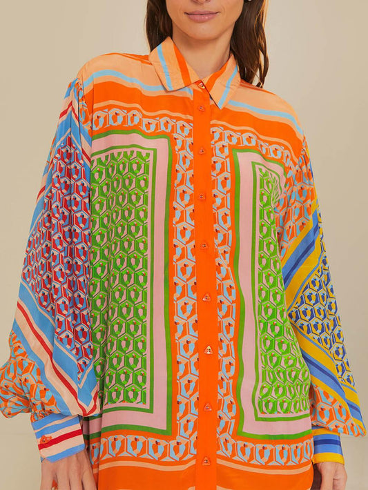 Lätt skjorta med ballongärmar och unik färgglad tryck