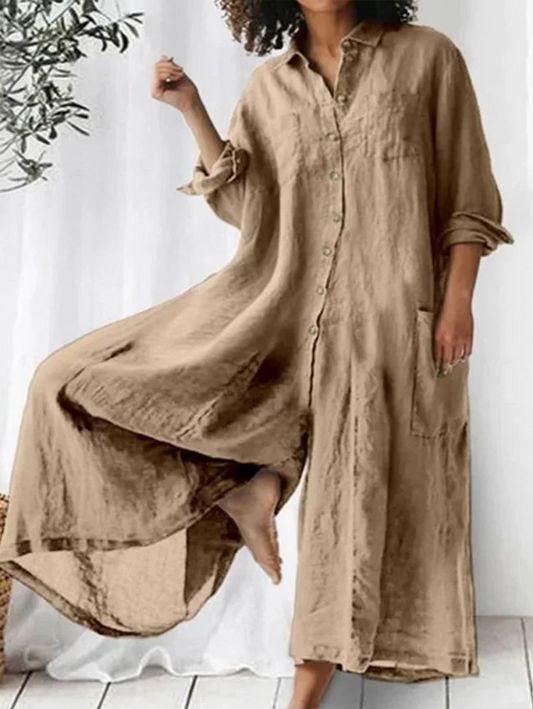 Avslappnad, enkel overall med krage, med en rad knappar och vida byxor