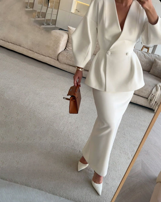 Tvådelad set med V-hals topp och kjol i enfärgad färg