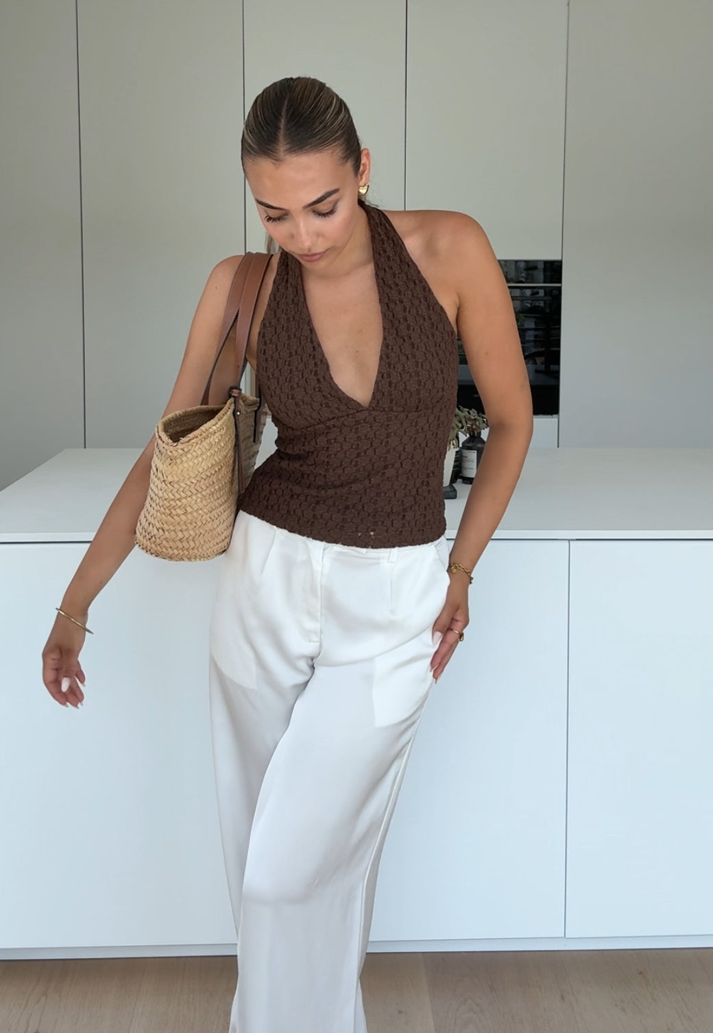 TOP NECKHOLDER FLORAL FÄRG BRUN