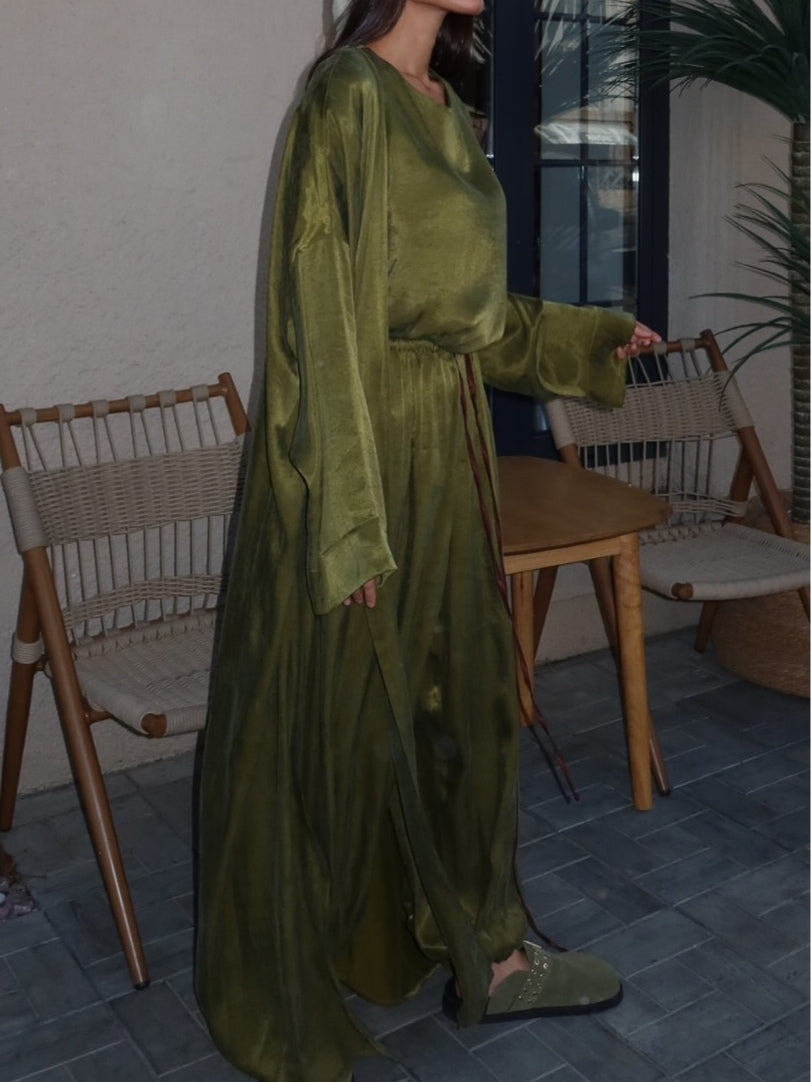 Set med tre delar i grön satin för hösten