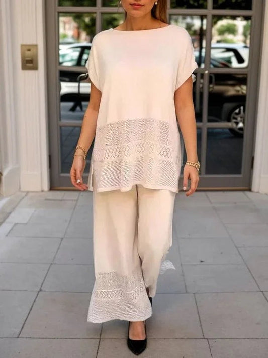 Set med t-shirt med rund hals och korta ärmar samt byxor med vid passform