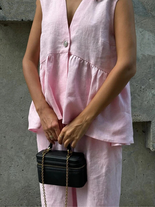 Kostym i bomull och linne, med V-ringning och volanger, bestående av två delar