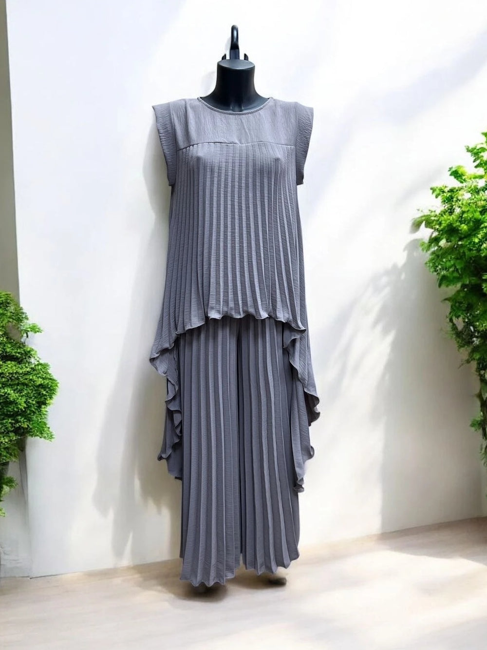 T-shirt med rund hals Klassiskt byxor med veck Tvådelad kostym