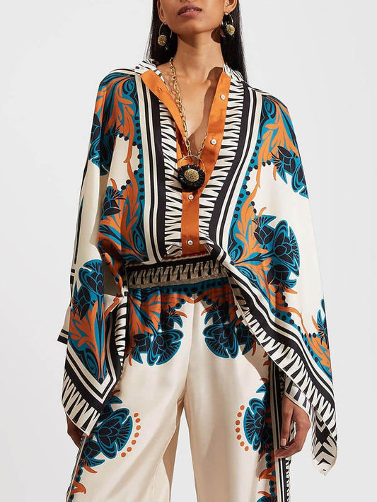 Set med skjorta och byxor i fint satin med blommönster och batwingärmar