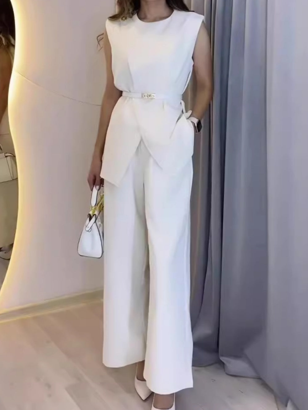 Top fără mâneci cu guler rotund și costumul cu pantaloni largi
