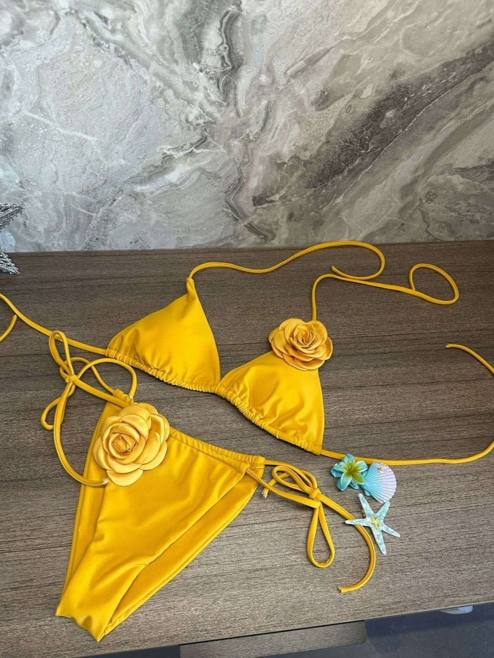 Costum de baie trei piese cu flori galbene