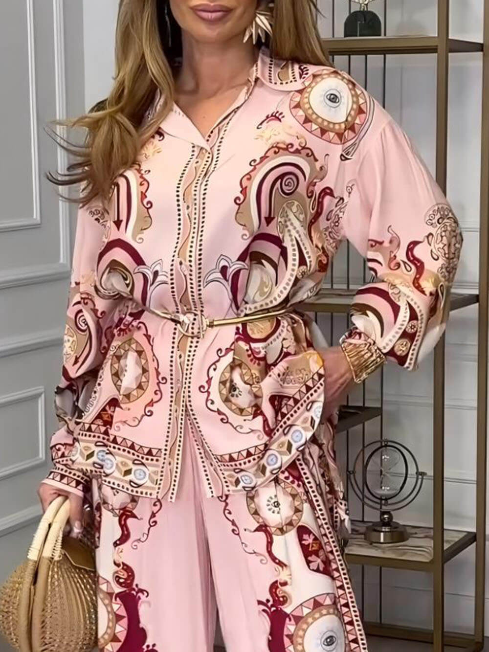 T-shirt med graffiti-mönster och byxor