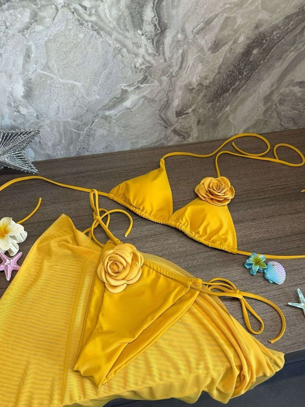 Costum de baie trei piese cu flori galbene