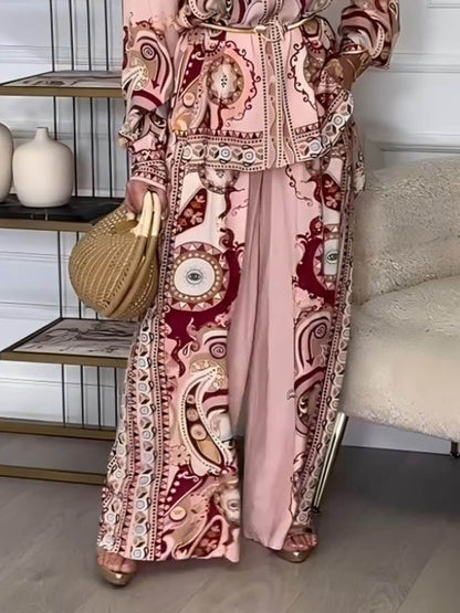 T-shirt med graffiti-mönster och byxor