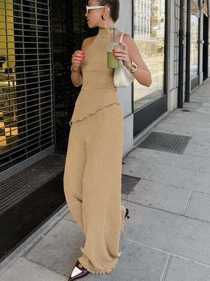 Halter neck och plisserad klänning