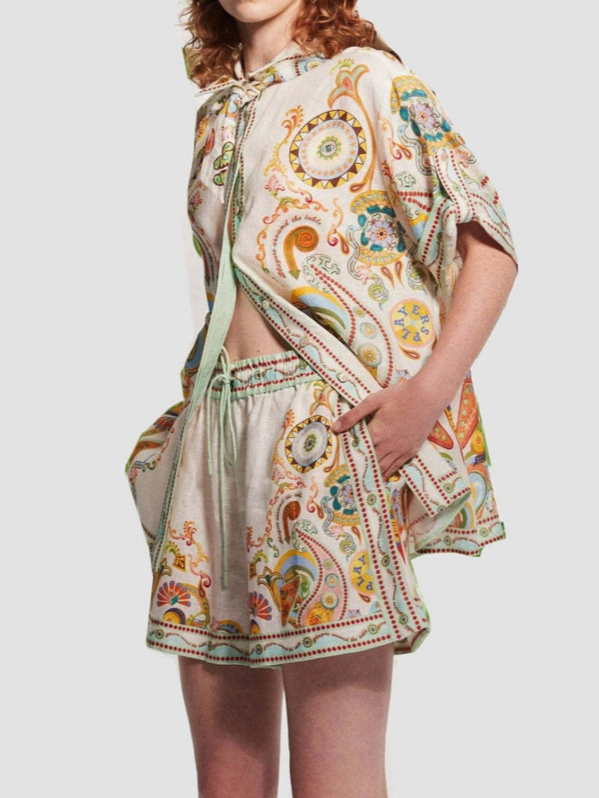 Set med graffiti-mönstrade linne shorts och krage för makaron