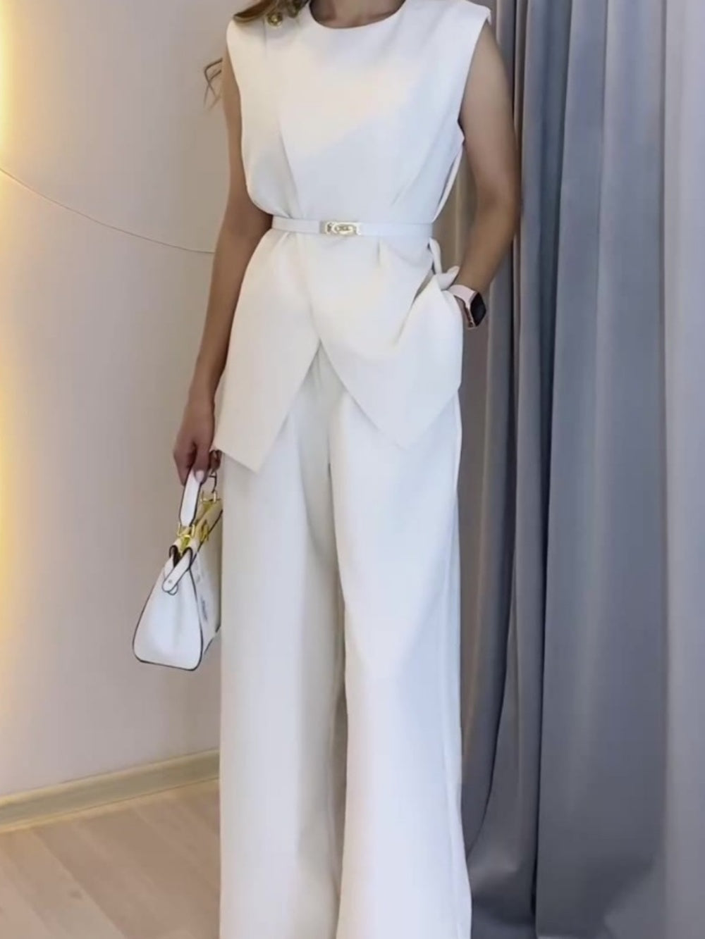 Top fără mâneci cu guler rotund și costumul cu pantaloni largi
