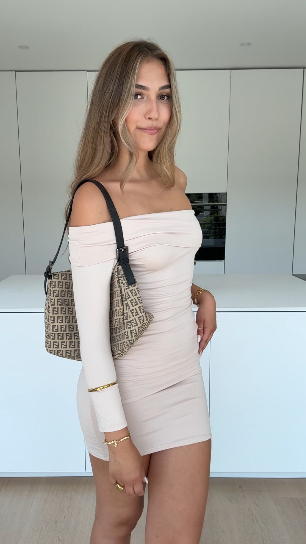 MJUK OFFSHOULDER KRÄMIG