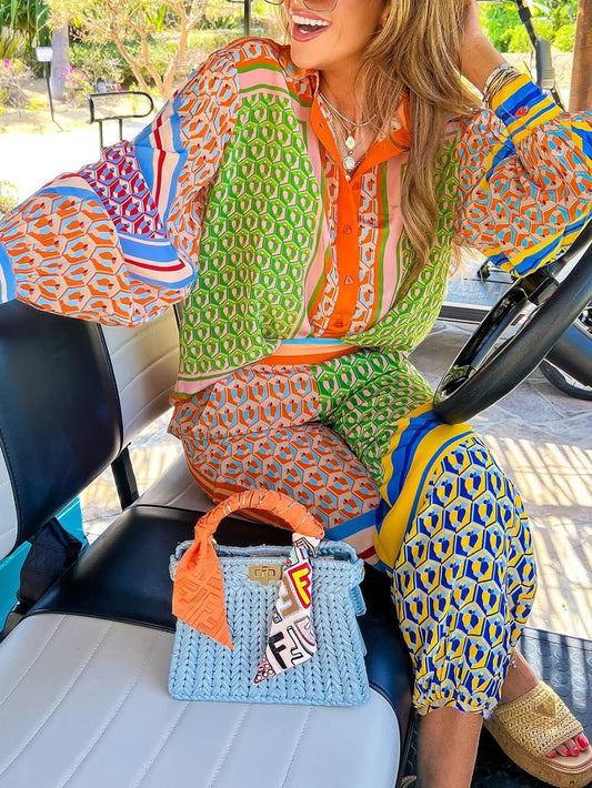 Lätt skjorta med ballongärmar och unik färgglad tryck