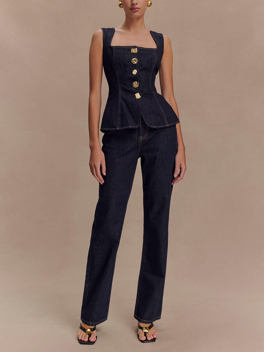 Top med knappar i denim + raka jeans