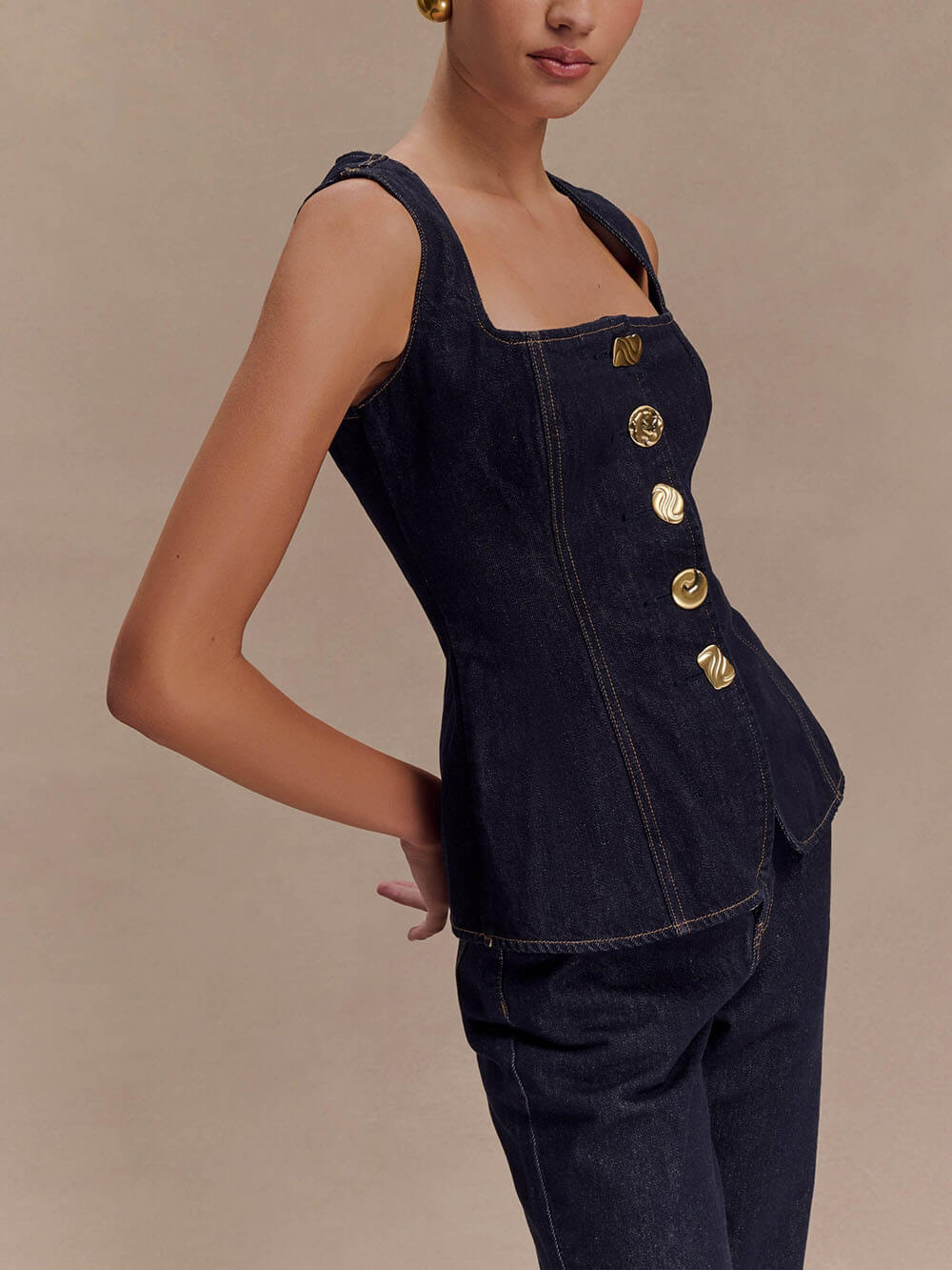 Top din denim cu nasturi + blugi drepți