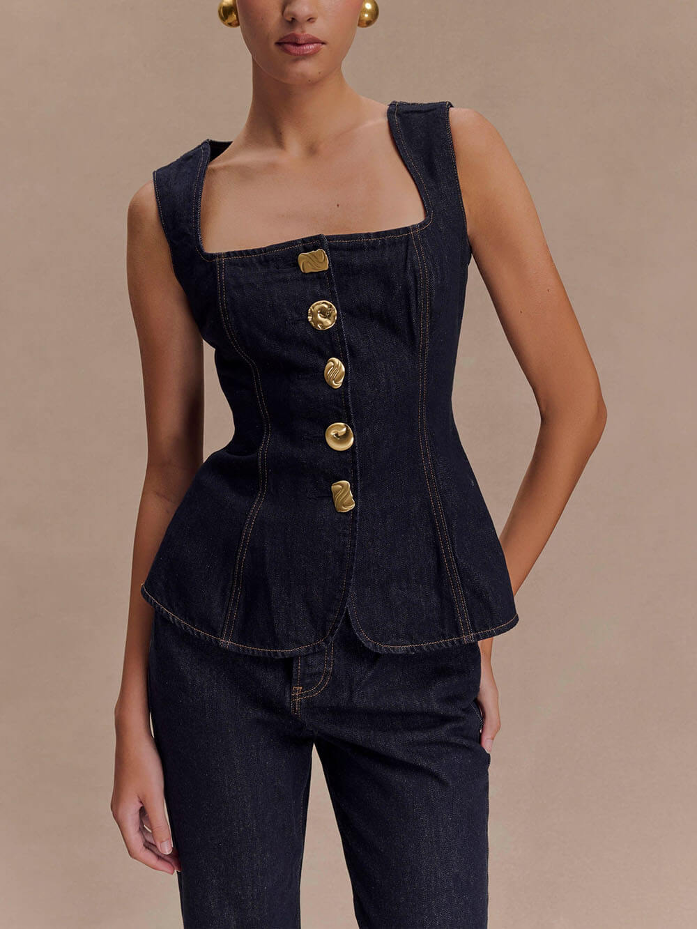 Top din denim cu nasturi + blugi drepți