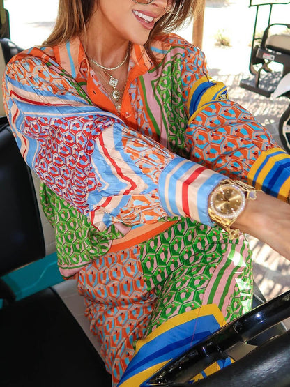 Lätt skjorta med ballongärmar och unik färgglad tryck