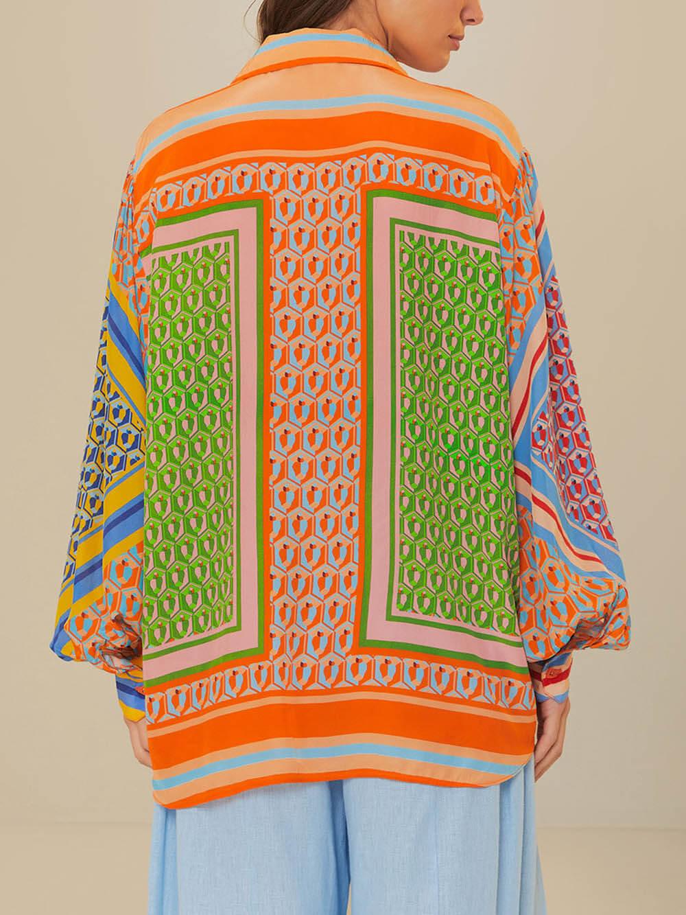 Lätt skjorta med ballongärmar och unik färgglad tryck