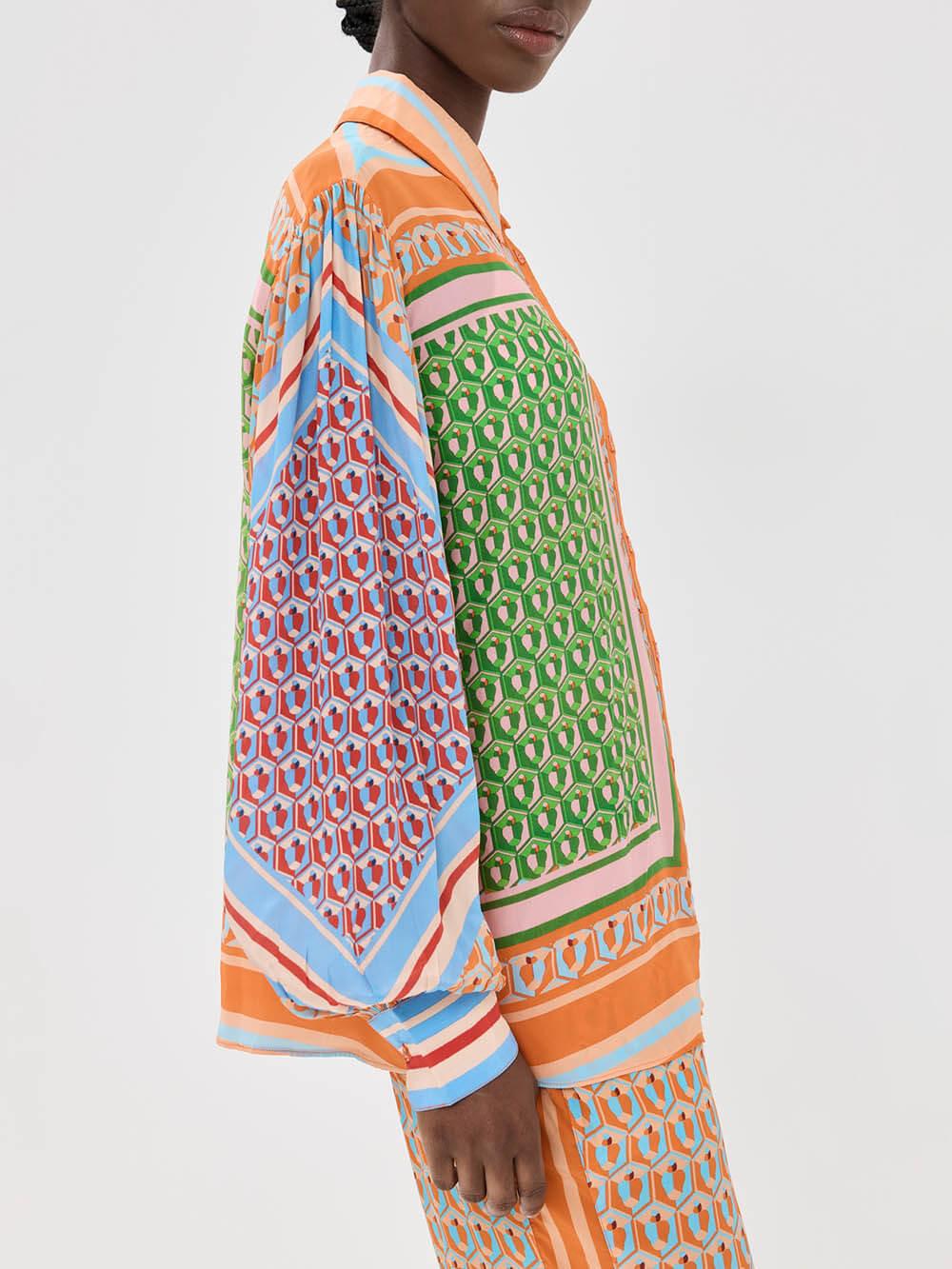 Lätt skjorta med ballongärmar och unik färgglad tryck