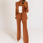 Costum Elegant și Modern din Două Piese