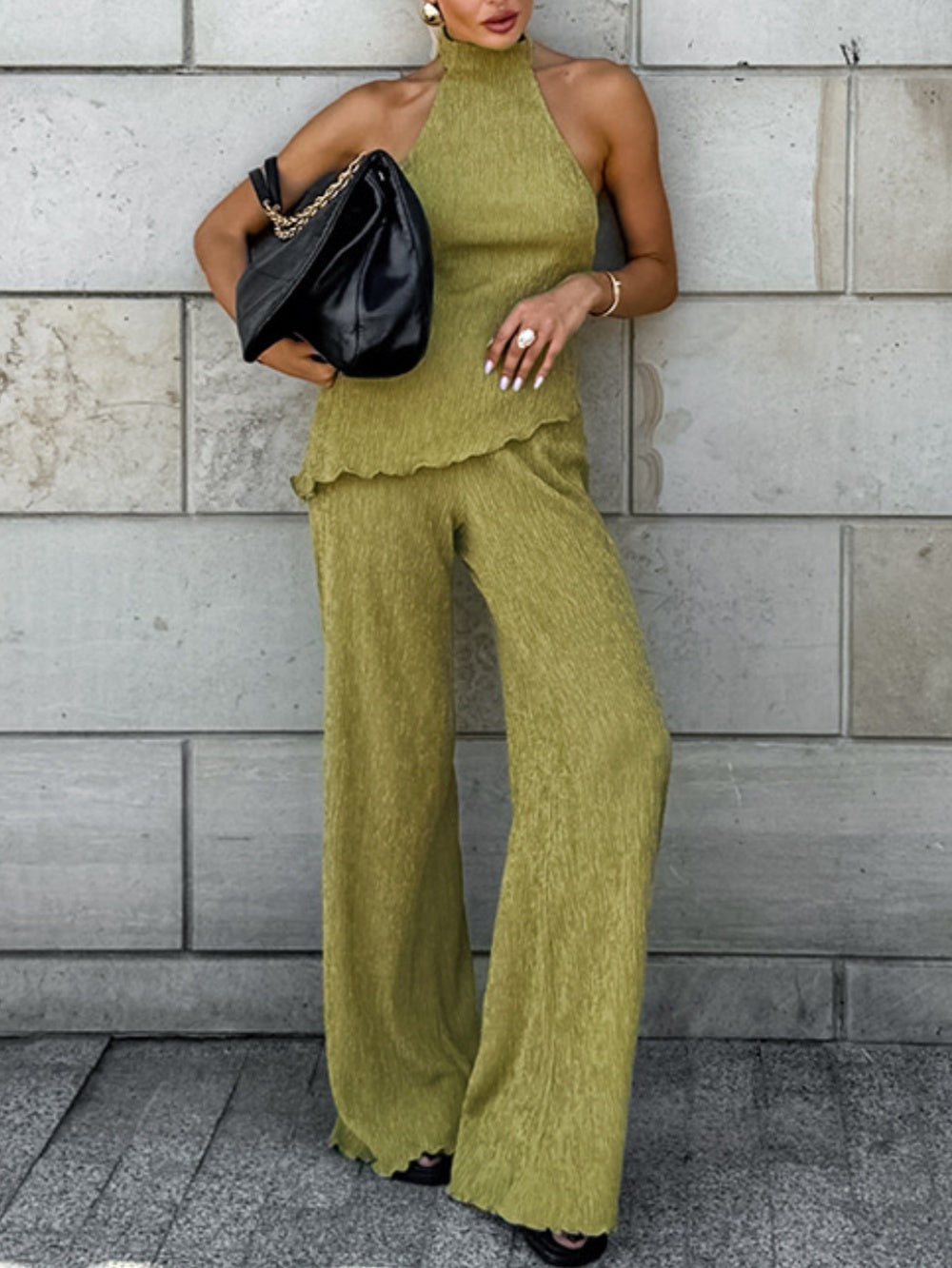 Halter neck och plisserad klänning