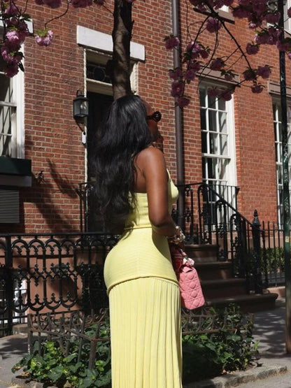 Vesta med V-urringning + plisserad kjol runt höfterna, stickad kostym