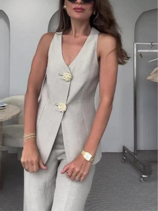 Kostym i två delar med väst med stora gyllene knappar och byxor