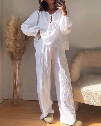 Set med två delar, topp och byxor i en solid färg, med snörning