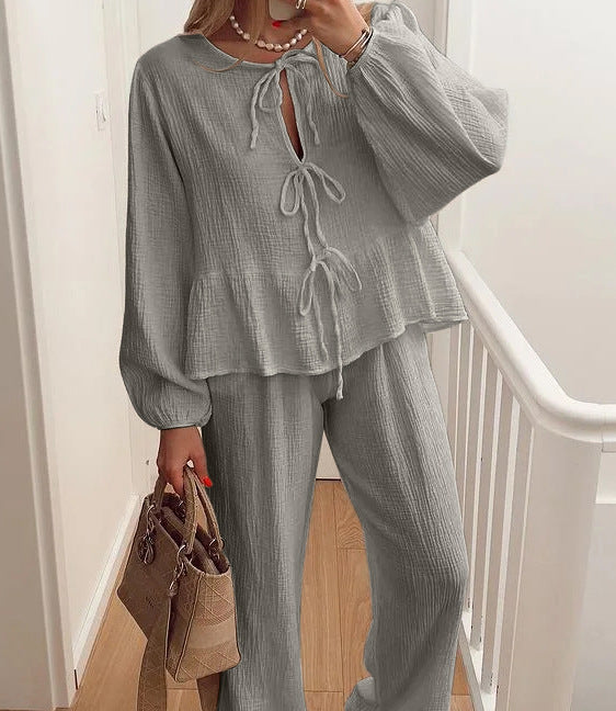 Set med två delar, topp och byxor i en solid färg, med snörning