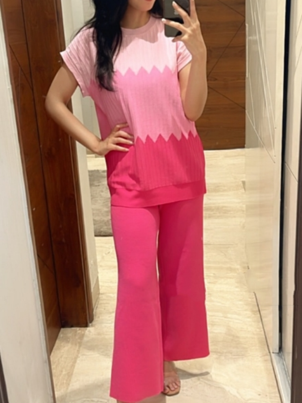 Pullover med kontrasterande rund hals och vida byxor