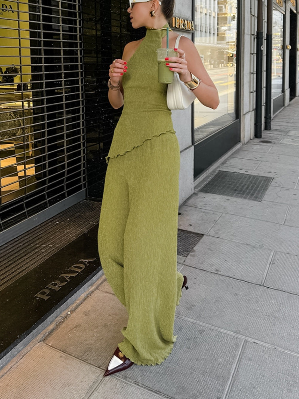 Halter neck och plisserad klänning