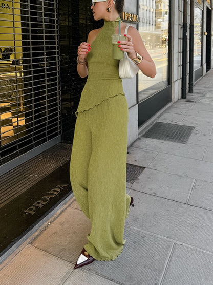 Halter neck och plisserad klänning