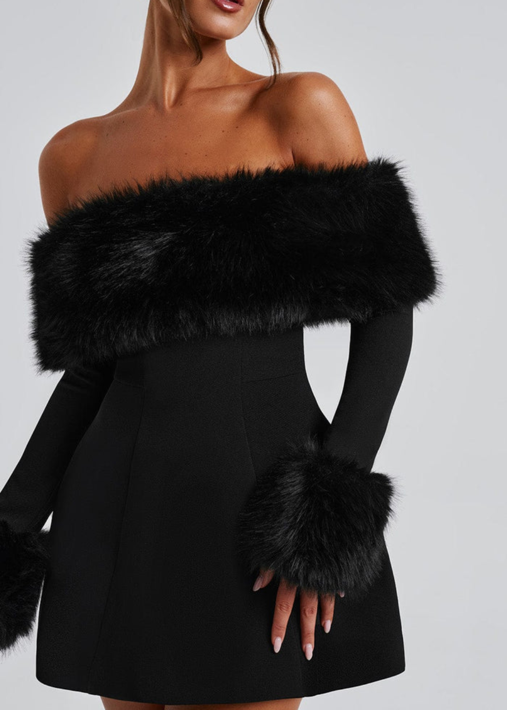 Serena | Rochie mini fără umeri cu mâneci din blană