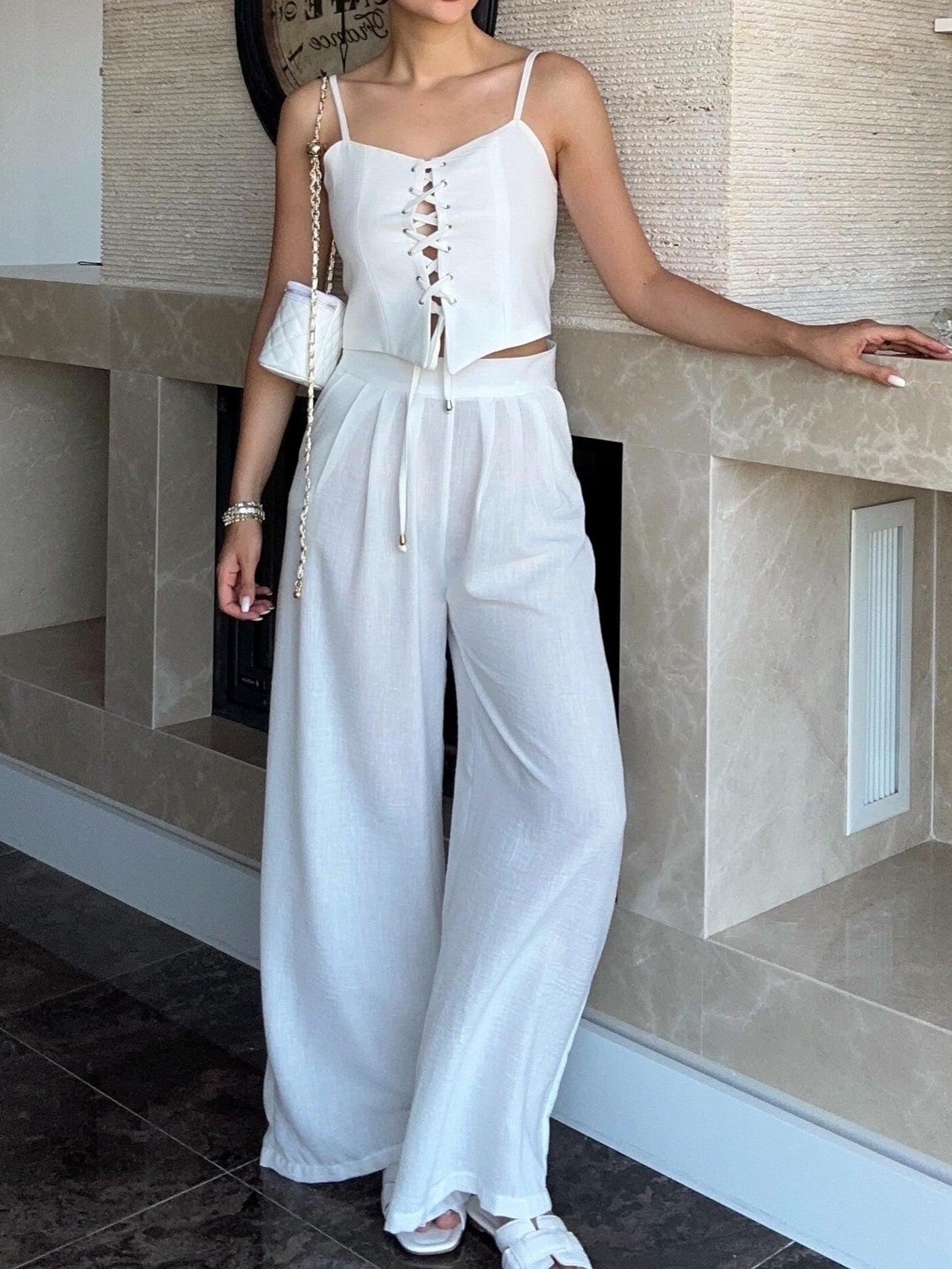 Set med två delar med axelband och rosett i linneblandning