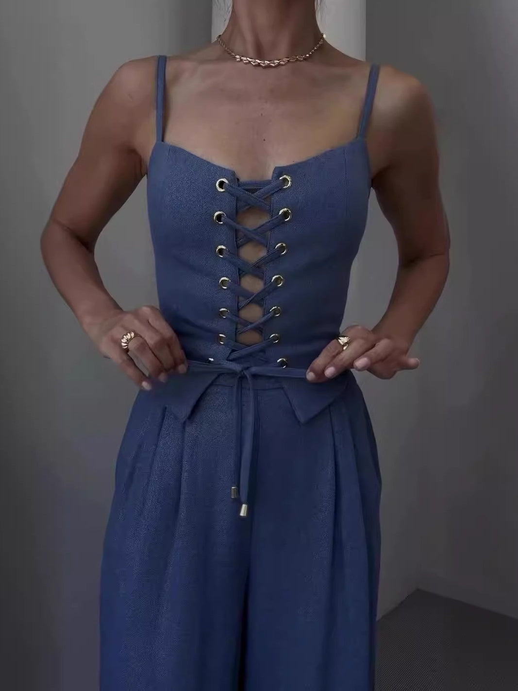 Set med två delar med axelband och rosett i linneblandning