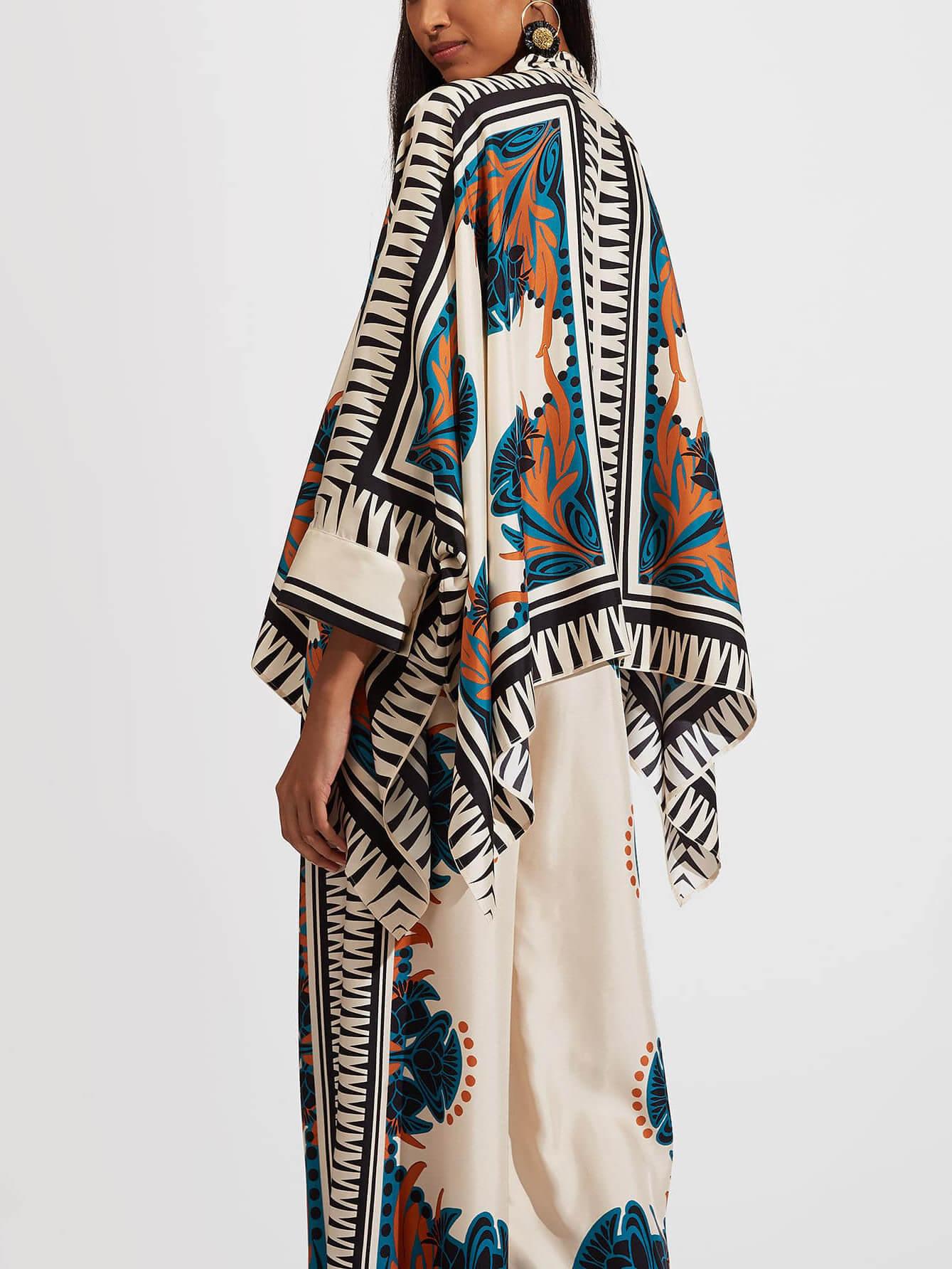 Set med skjorta och byxor i fint satin med blommönster och batwingärmar