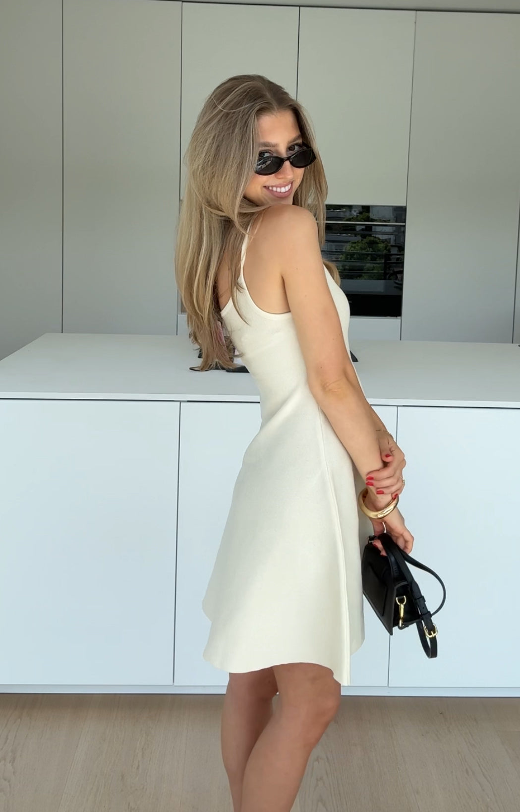 VANILJFÄRGAD TENISKLÄNNING