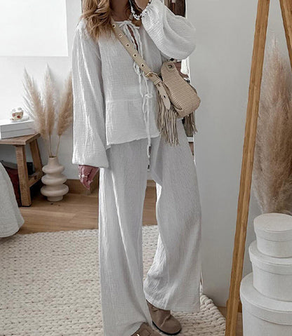 Set med två delar, topp och byxor i en solid färg, med snörning