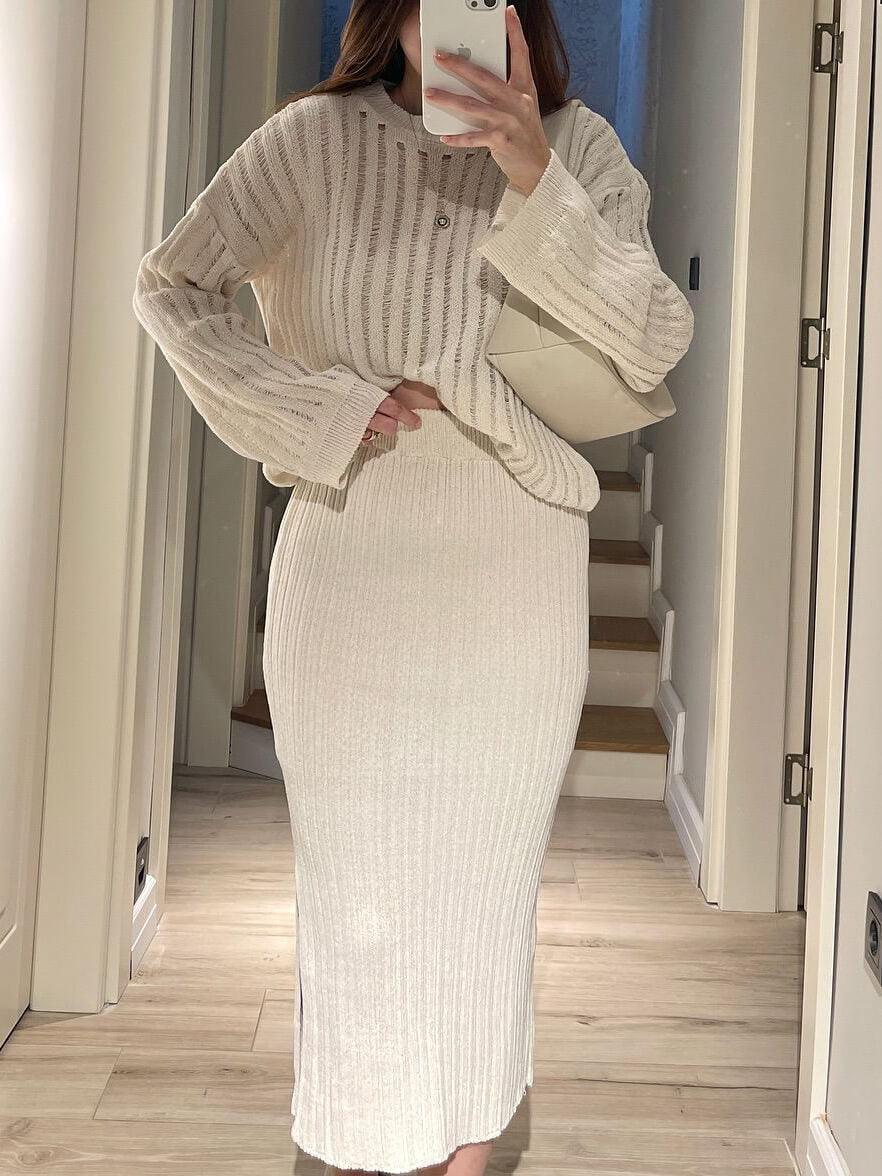 Pulover Elegant cu Guler Rotund și Decupaj