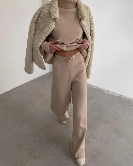Costum casual tricotat, de culoare solidă