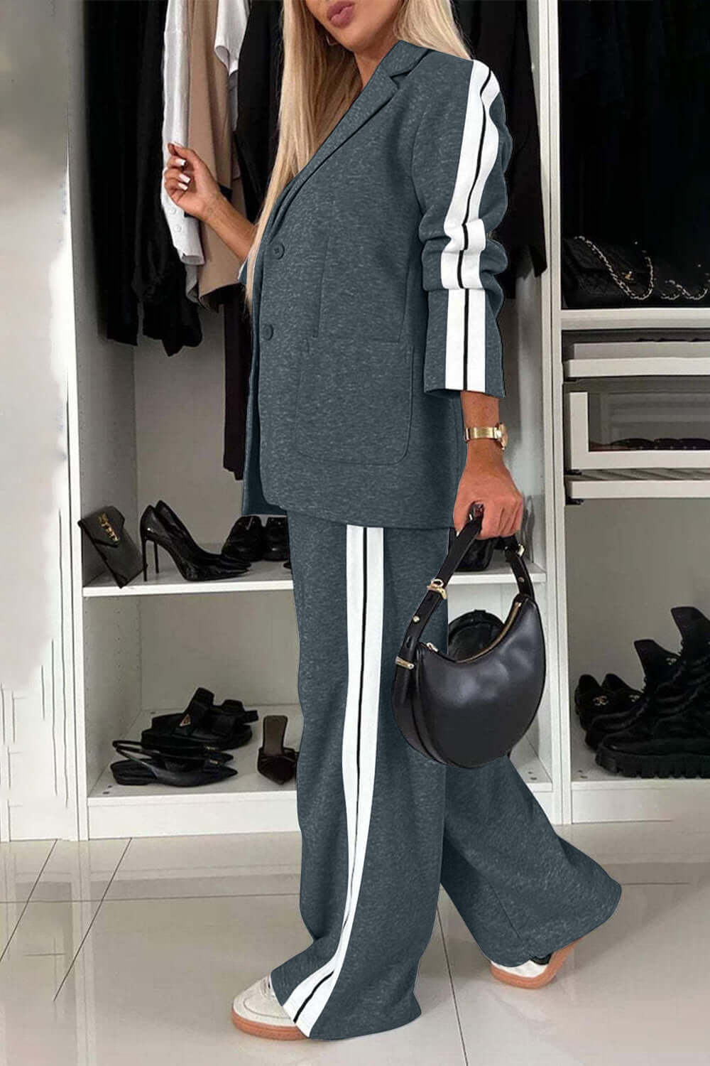 Set med topp och byxor med kontrasterande krage