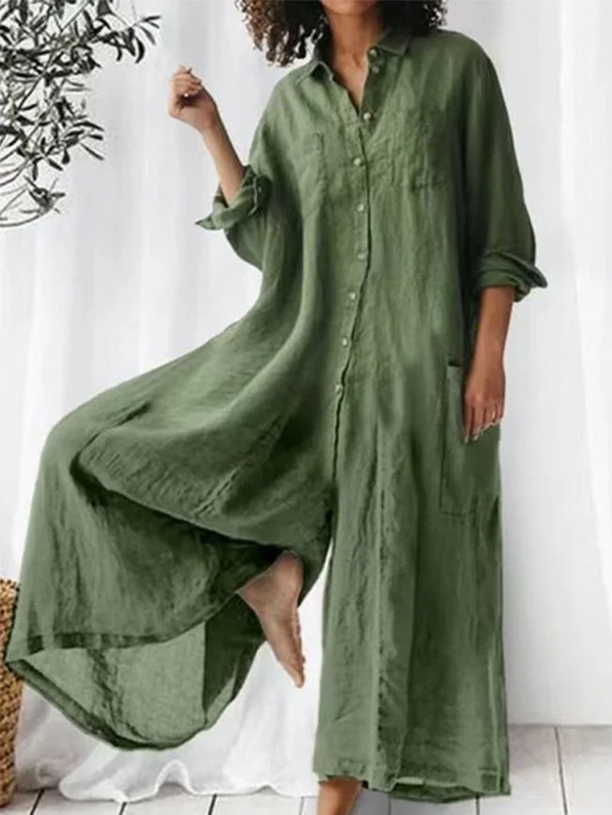 Avslappnad, enkel overall med krage, med en rad knappar och vida byxor