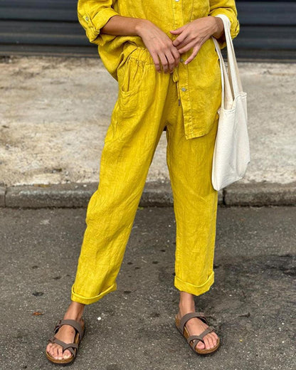 Set i två delar i bomull och linne, med skjorta och byxor, i en solid färg, med V-ringning