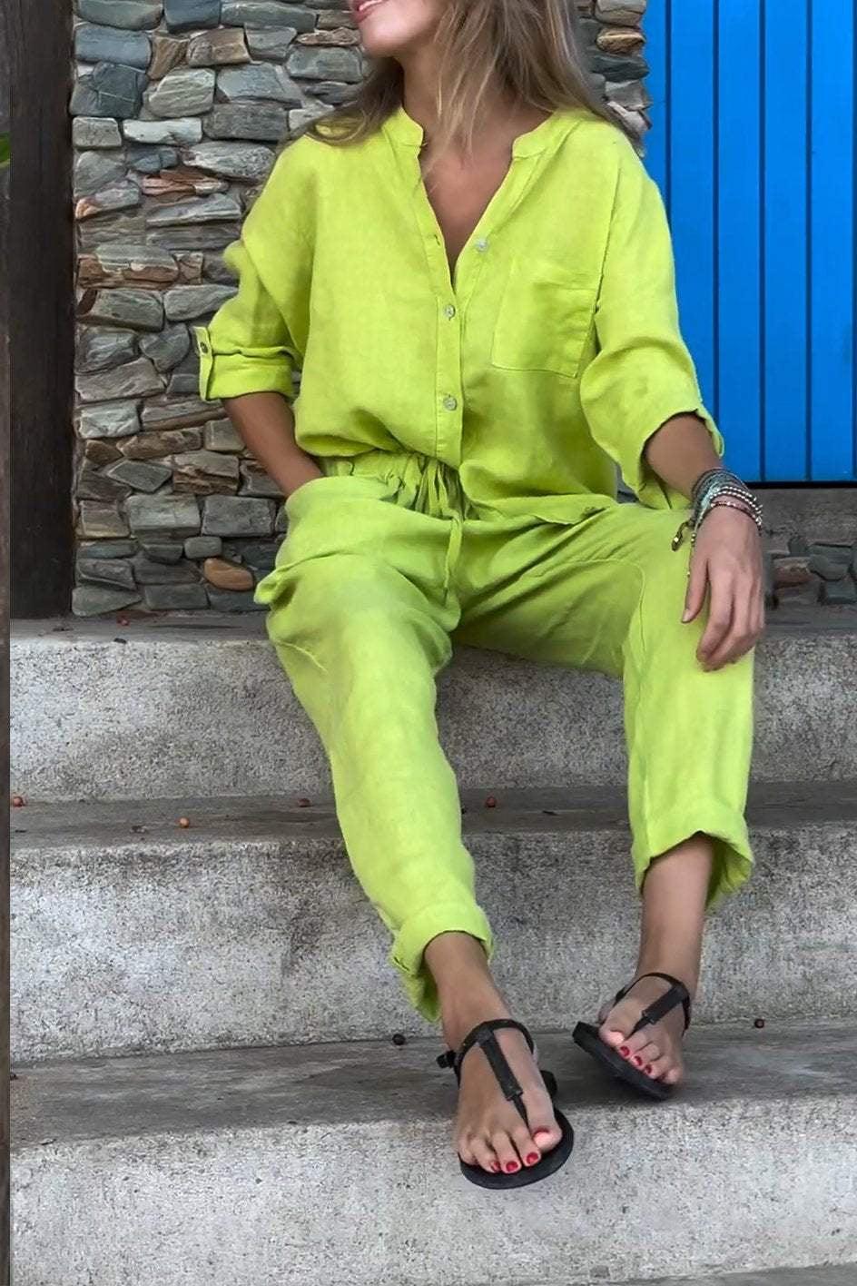 Set i två delar i bomull och linne, med skjorta och byxor, i en solid färg, med V-ringning