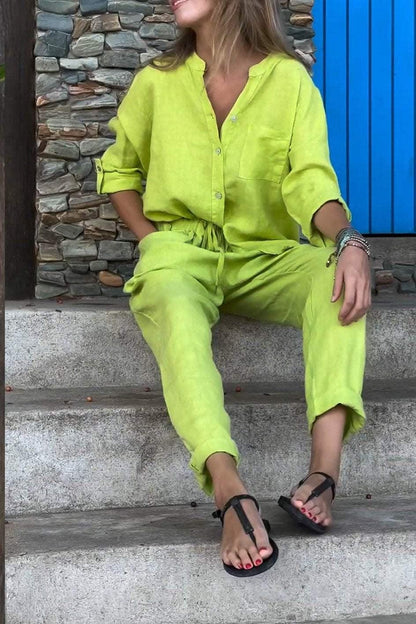 Set i två delar i bomull och linne, med skjorta och byxor, i en solid färg, med V-ringning