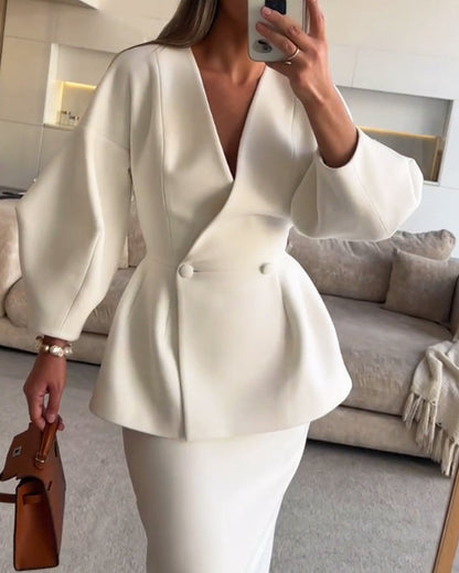 Tvådelad set med V-hals topp och kjol i enfärgad färg